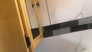 تجهيزات دش، مجففات شعر، مناشف، صابون