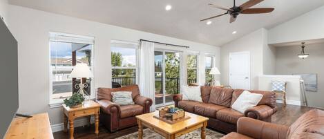 Fernseher, Kamin, Tischfußball