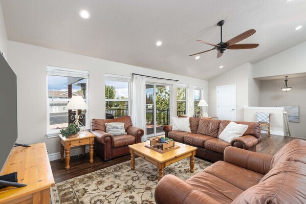 Una televisión, una chimenea, un futbolín