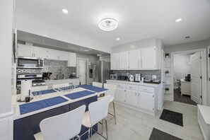 Fridge, microwave, oven, stovetop - Cozy/Private 3 BR nestled on an acre of  Serenity (Tinley Park)