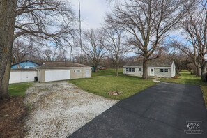 Property grounds - Cozy/Private 3 BR nestled on an acre of  Serenity (Tinley Park)