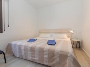 3 bedrooms, desk, Internet