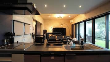 Refrigerador, microondas, parrilla de estufa y utensilios de cocina