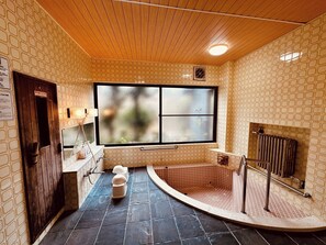 Sèche-cheveux, serviettes fournies