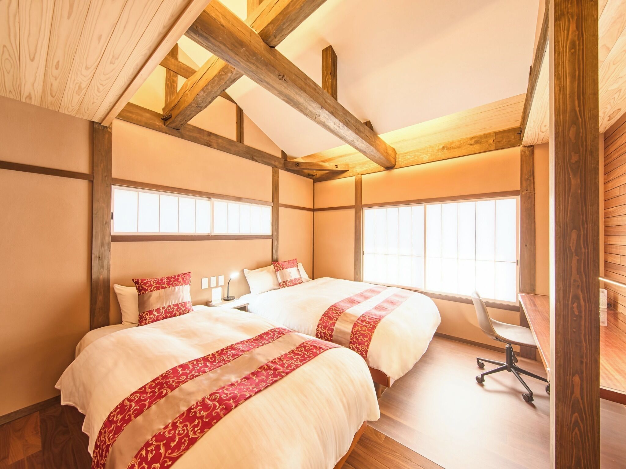 3 quartos, escrivaninha, acesso à internet, roupa de cama