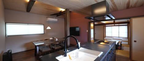 Mikroaaltouuni, liesi, keittoastiat/astiat/ruokailuvälineet