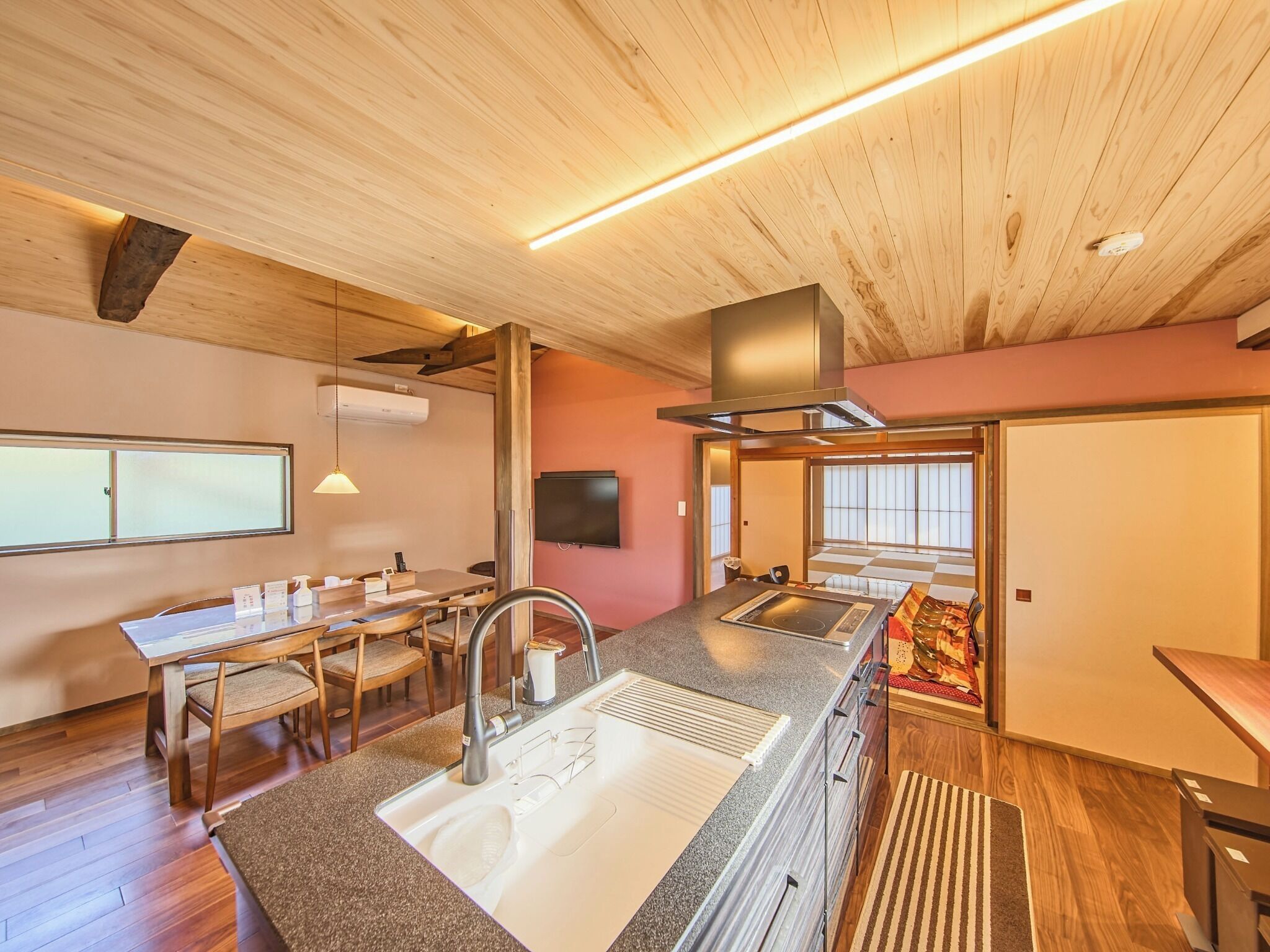 Micro-ondas, cooktop, talheres/pratos/utensílios de cozinha