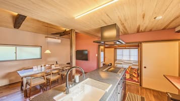 Micro-ondas, cooktop, talheres/pratos/utensílios de cozinha