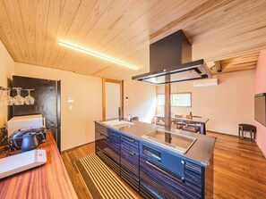 Four à micro-ondes, surface de cuisson, vaisselle et ustensiles