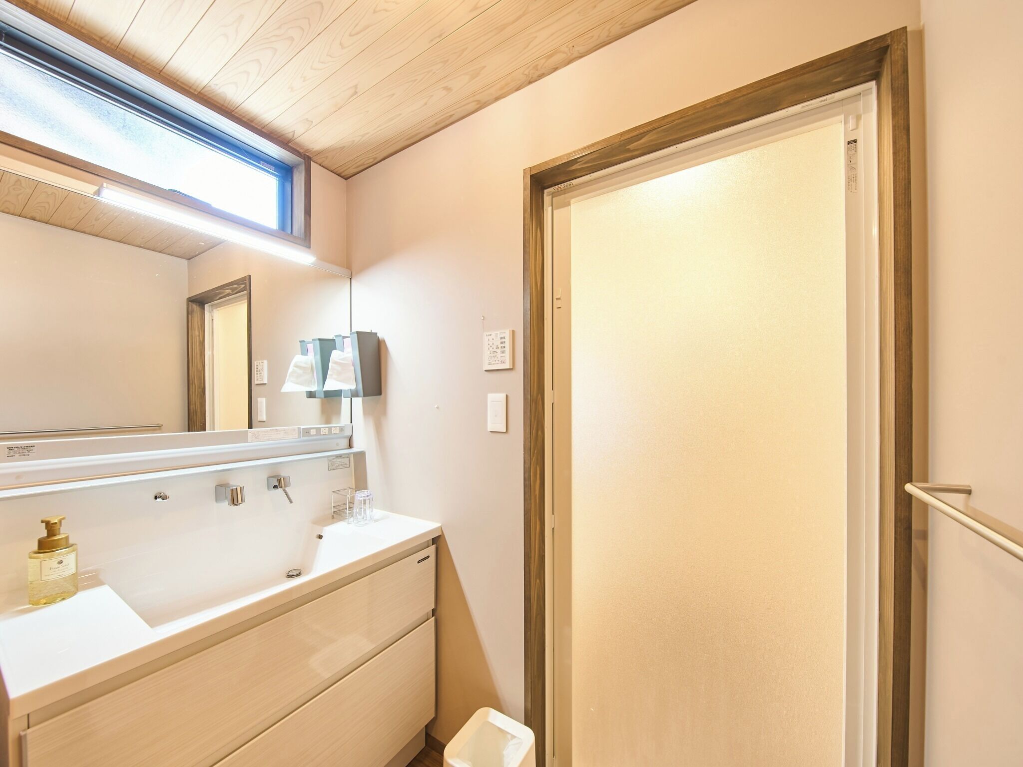 Produtos de toalete grátis, secador de cabelo, toalhas de banho 