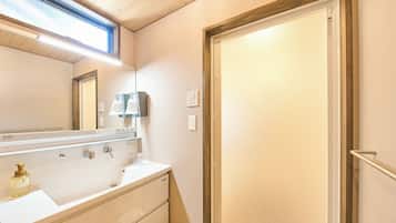 Produtos de toalete grátis, secador de cabelo, toalhas de banho