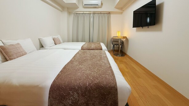 Comfort Quadruple Room, Balcony | Ruang tamu | 21 inci televisyen LED dengan digital 