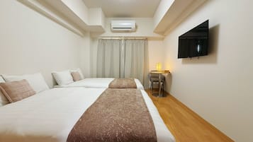 Quarto quádruplo conforto, sacada | Área de estar | TV LED 21 polegadas com canais digitais