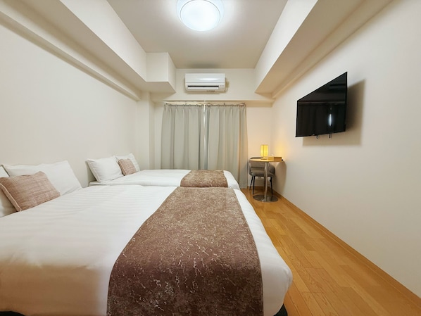 Chambre Quadruple Confort, balcon | Coin séjour | Télévision LED de 21 pouces avec chaînes numériques