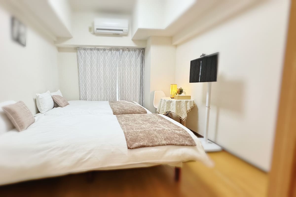 舒適三人房, 露台 | 高級寢具、羽絨被、手提電腦工作空間、遮光窗簾/窗簾