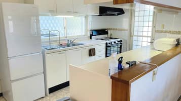 冷蔵庫、電子レンジ、コンロ、調理器具と食器