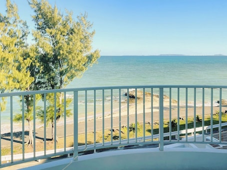 Property grounds. The sea is right in front of you Twostorey villa that can accommodate up to 10 people / Kunigami-gun Okinawa