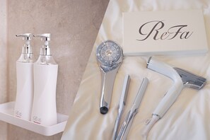 Secador de pelo, toallas