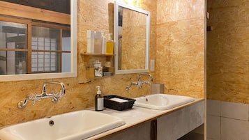 Sèche-cheveux, serviettes fournies