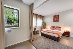 Tabla de planchar con plancha, internet y ropa de cama 