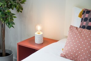 Tabla de planchar con plancha, internet y ropa de cama 