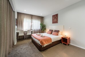 Tabla de planchar con plancha, internet y ropa de cama 