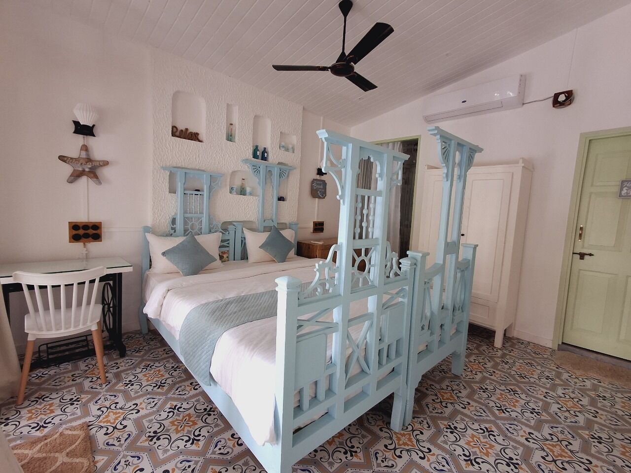 Un dormitorio con cama con dosel, un escritorio y una silla.