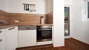 Apartamento básico, vista para a montanha | Cozinha privada | Cadeirão de bebê