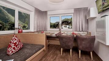 Basic-Apartment, Bergblick | Essbereich im Zimmer