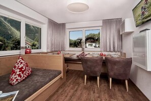 Basic-Apartment, Bergblick | Essbereich im Zimmer