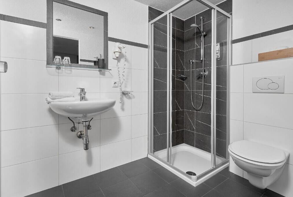 Basic Apartment, Mountain View | Bathroom | Shower, hair dryer, towels, shampoo