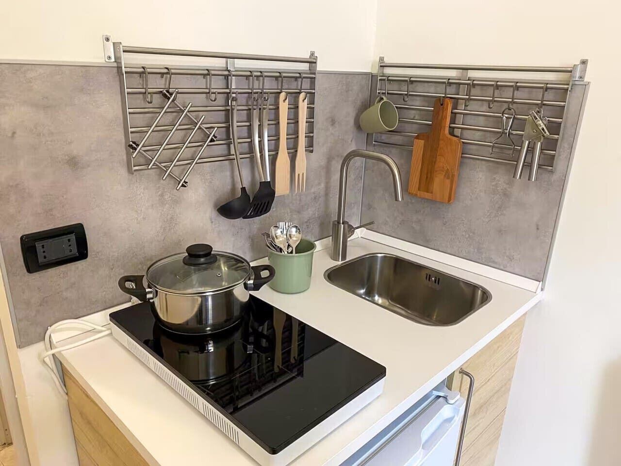 Refrigerador, placa de cocina, utensilios de cocina, mesa de comedor