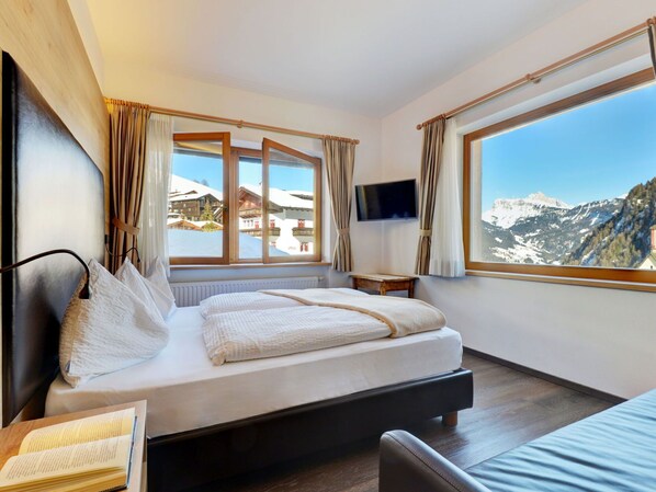 7 Schlafzimmer, Reisekinderbett, WLAN, Bettwäsche