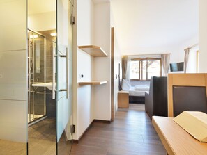 7 bedrooms, travel crib, WiFi, bed sheets