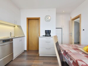 Microondas, horno y lavavajillas