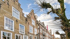 A row of traditional brick buildings with large windows and a cobblestone street. - Stadshotel Geertruidenberg (Geertruidenberg)