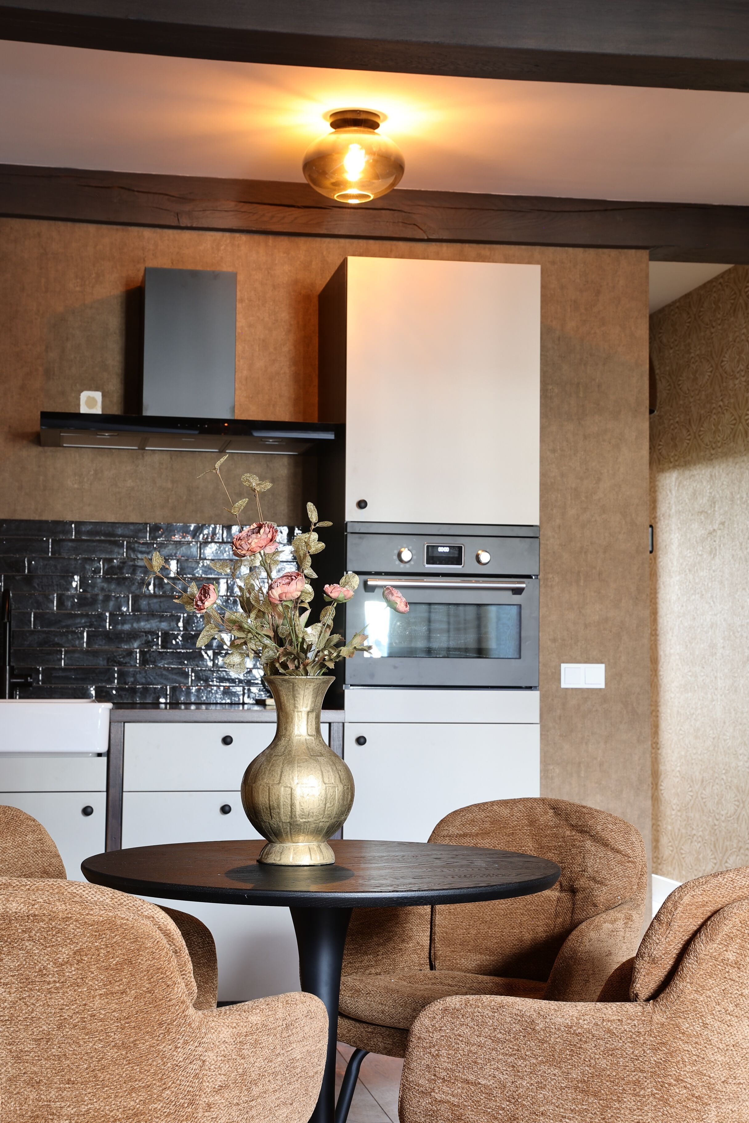 Deluxe appartement | Privékeuken | Een koffiezetapparaat/waterkoker, kookgerei, borden en bestek