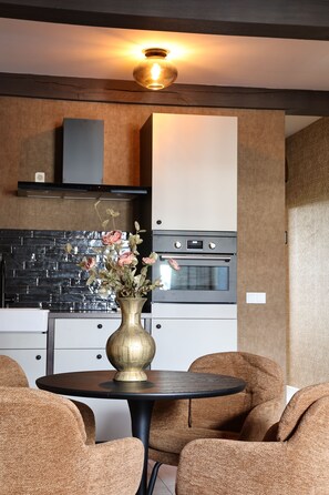 Căn hộ Deluxe | Bếp riêng | Dụng cụ pha cà phê/trà, dụng cụ nấu nướng/bát dĩa/dao nĩa 