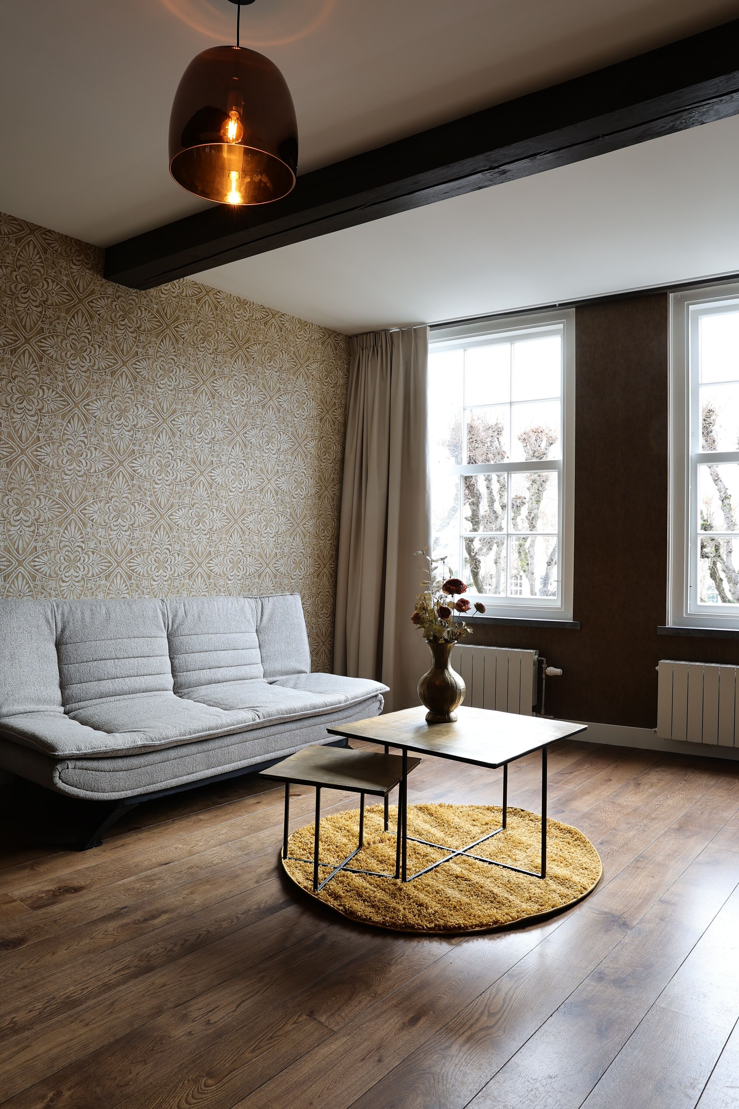 Deluxe appartement | Woonruimte | Een 55-inch smart-tv met digitale zenders