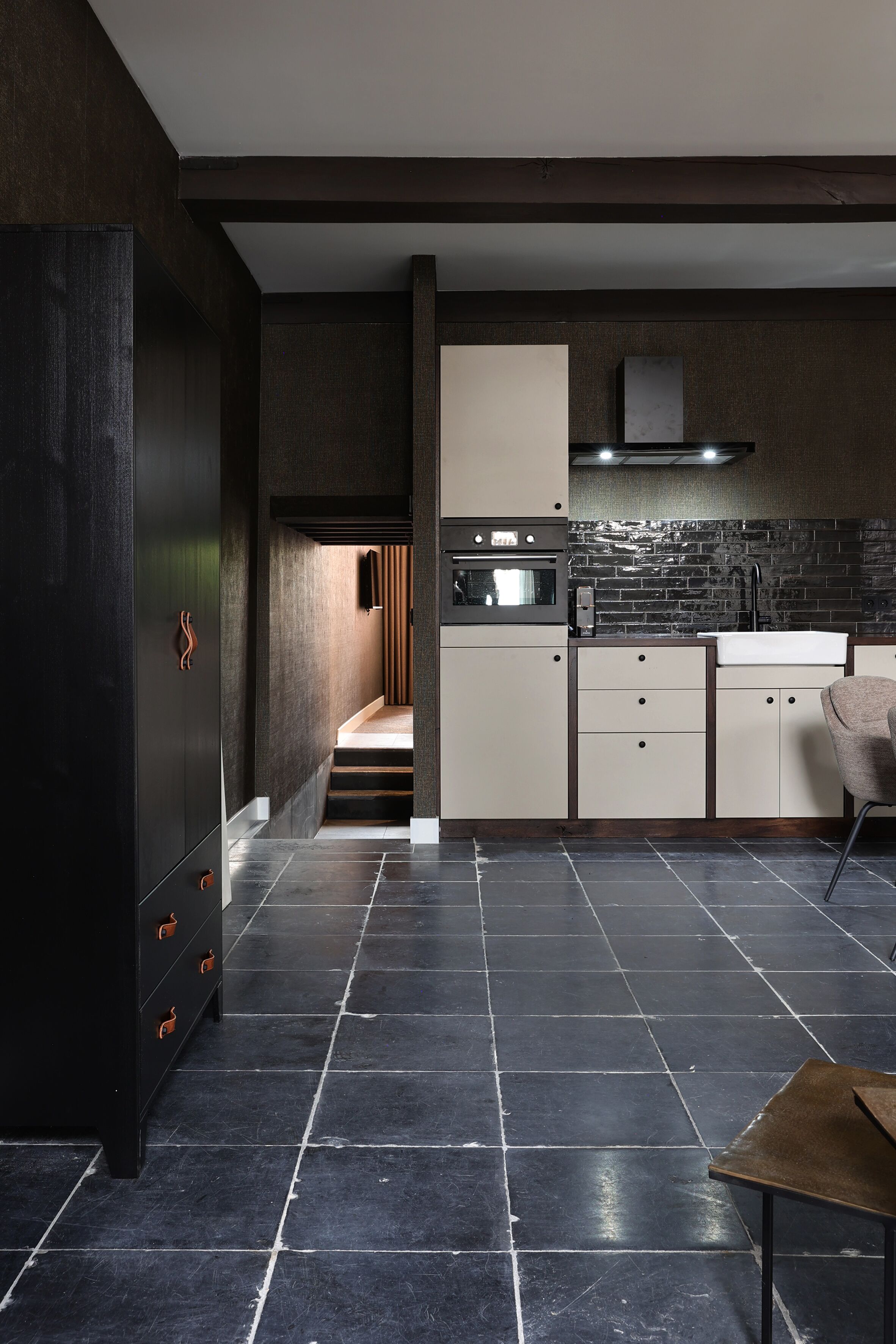 Deluxe appartement | Privékeuken | Een koffiezetapparaat/waterkoker, kookgerei, borden en bestek