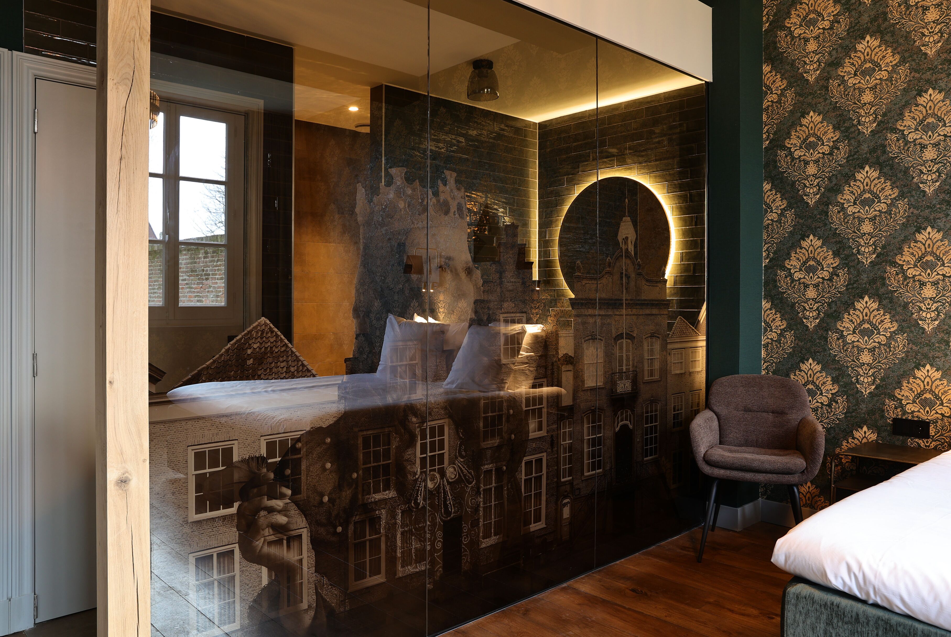 Deluxe tweepersoonskamer, uitzicht op tuin | Badkamer | Een haardroger, handdoeken, zeep, shampoo