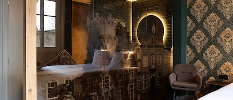 Deluxe tweepersoonskamer, uitzicht op tuin | Badkamer | Een haardroger, handdoeken, zeep, shampoo