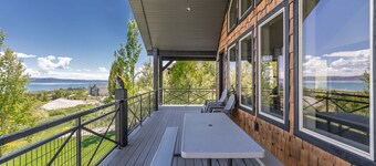 Private Beach Access! Nearby Swimming Pool, Hot Tub, Tennis and More!