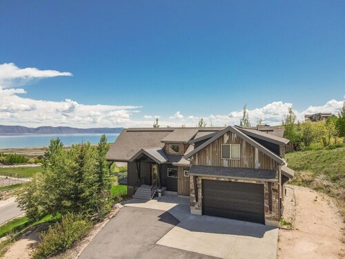 Private Beach Access! Nearby Swimming Pool, Hot Tub, Tennis and More!