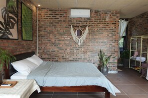 9 bedrooms, WiFi, bed sheets