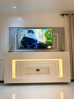 Apartamento de lujo, vistas a la ciudad | Zona de estar | Una televisión