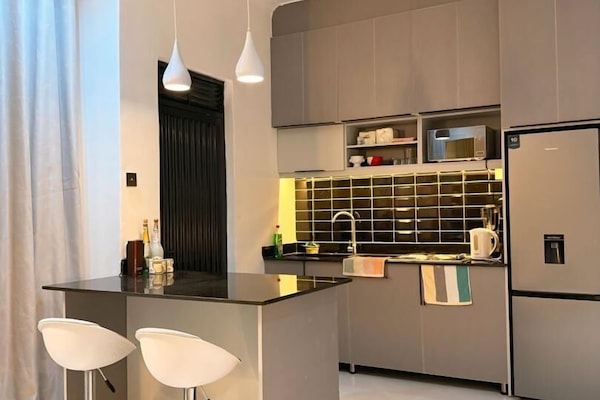 Apartamento de lujo, vistas a la ciudad | Cocina privada | Microondas, horno, placa de cocina y utensilios de cocina