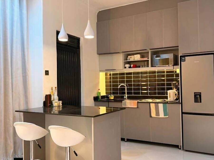 Luxe appartement, uitzicht op stad | Privékeuken | Een magnetron, een oven, een kookplaat, kookgerei, borden en bestek