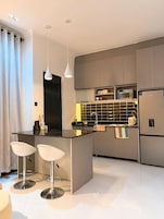 Apartamento de lujo, vistas a la ciudad | Cocina privada | Microondas, horno, placa de cocina y utensilios de cocina