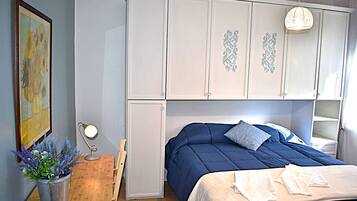 2 sovrum, skrivbord, strykjÀrn/strykbrÀda och resesÀng